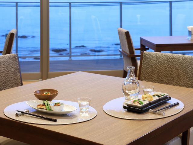 海を望む食堂の一角