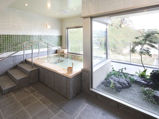 清潔な浴室と緑の庭園