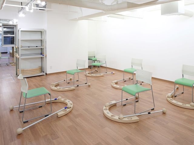 リハビリ用具と椅子のある部屋