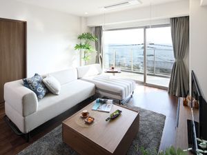 海を望む明るい居室