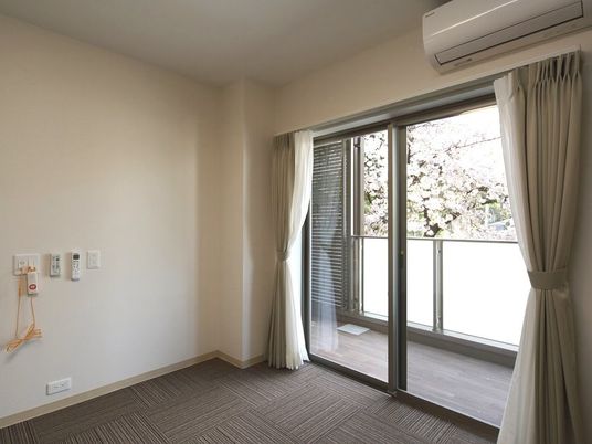 明るい居室と桜の景観