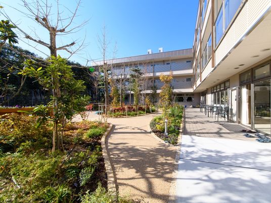 緑豊かな施設の中庭
