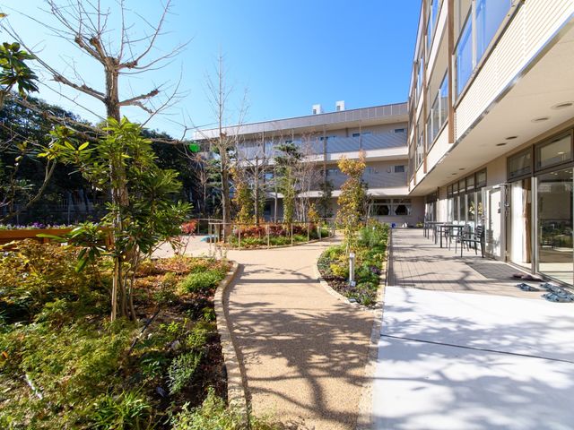緑豊かな施設の中庭