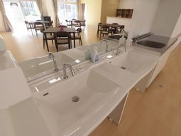 清潔な洗面台と広々空間