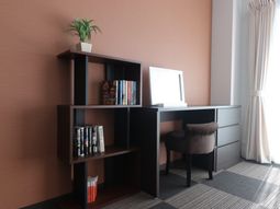 居室内のシンプルな机と棚