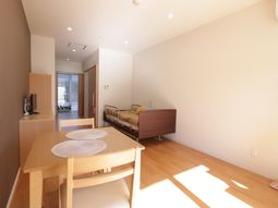 明るい個室の居室空間