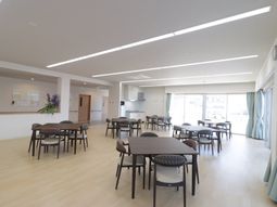 明るい共有ダイニングスペース