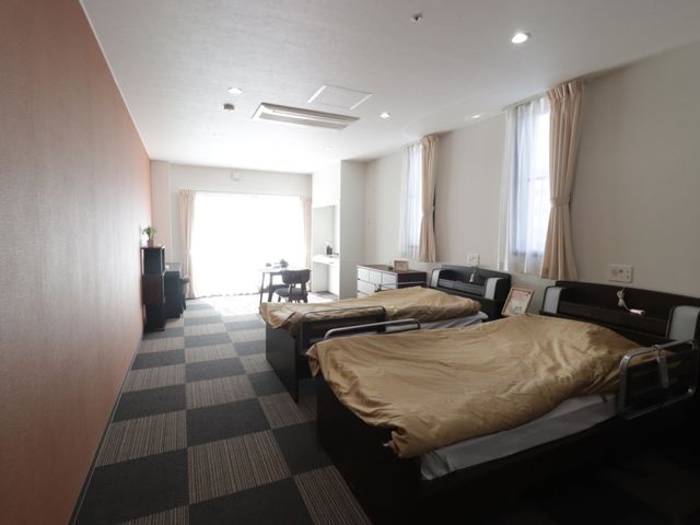 清潔感ある広々居室 居室 ゆとりの空間を持つ居室です。窓から自然光が差し込み、居心地の良い環境が整っています。