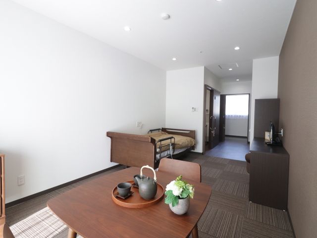 居心地の良い居室風景 居室 清潔感のあふれる居室で、シンプルかつ機能的な家具が配されており、落ち着いた雰囲気の中で生活ができます。窓からの自然光が心地よく、快適な個人空間を提供しています。