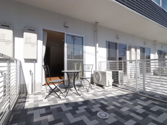 明るい居室のテラス ベランダ 陽光が差し込む快適なテラスで、ゆったりと新鮮な空気を味わうことができます。手すりに囲まれた安全な設計です。