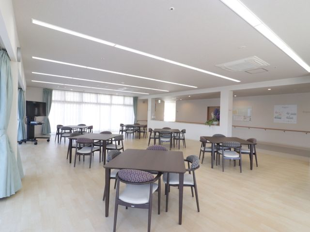 広々とした明るい食堂 食堂 清潔感のあふれる食堂は、居心地の良い空間で食事や交流が楽しめます。テーブルや椅子の配置もゆとりを持って設計されており、快適にお過ごしいただけます。