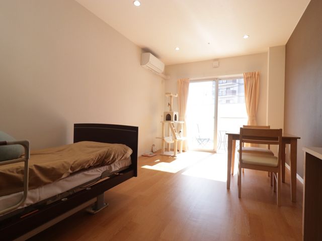 広々とした明るい居室 居室 ゆったりとした空間の個室は、窓から自然光が差し込み、温かみのある雰囲気です。日々の生活に安らぎを提供する設計が施されています。