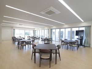 広々とした明るい食堂