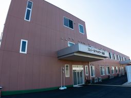 落ち着いた色合いの外観