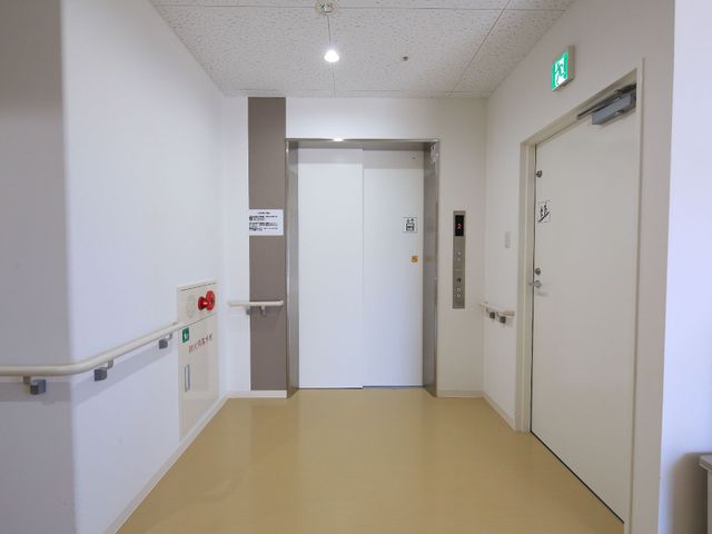 清潔な廊下とエレベーター エレベーター 手すり付きで清潔感のある廊下は、移動も安心していただけます。エレベーターは車いすの方も利用しやすい広さです。
