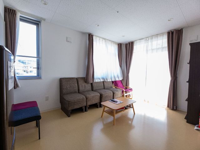 居心地の良い居室 談話室 ゆったりとしたソファと窓の自然光が心地よい、落ち着いた雰囲気の居室です。快適な環境での就業を考えている方にもおすすめです。