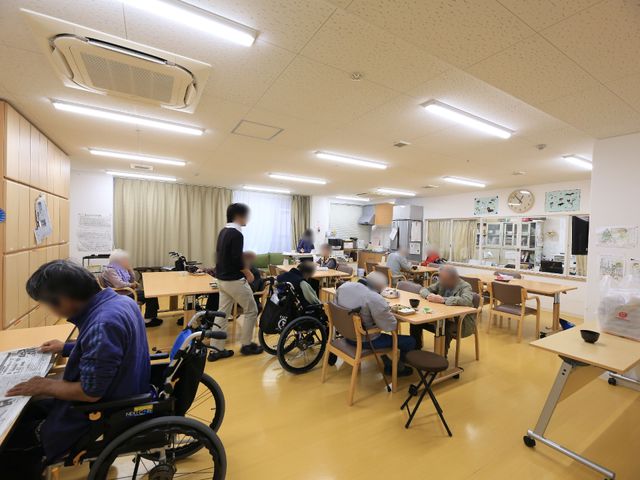 居心地の良い多目的スペース 共有スペース ゆったりとした空間で様々な活動が行われる場所です。そこには、読書や会話を楽しむ方々の姿があります。
