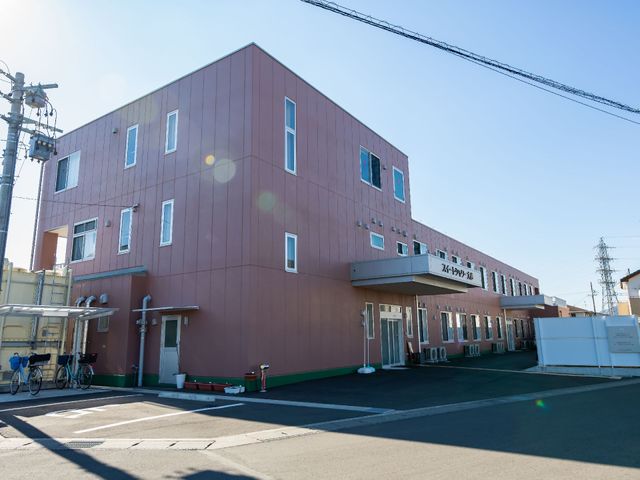清潔感のある施設外観 外観 明るい色彩の外観を持つ落ち着いた雰囲気の場所です。広々とした駐輪スペースがあり、訪問しやすい環境が整っています。