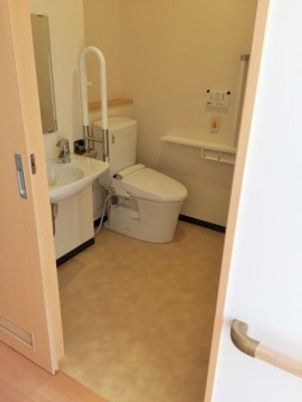 清潔なトイレの室内