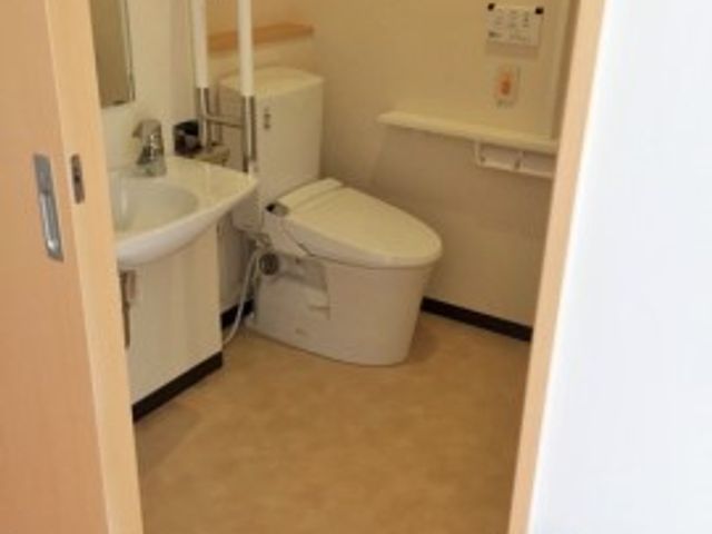 清潔なトイレの室内 トイレ 清潔感のあるトイレは、バリアフリー設計となっており、どなたでも安心してご使用いただけるよう配慮されています。