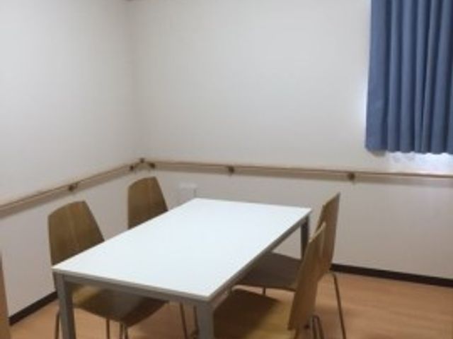 シンプルな居室 相談室（デイサービス） 清潔で明るい居室です。エアコン完備で、快適な生活空間を提供しています。