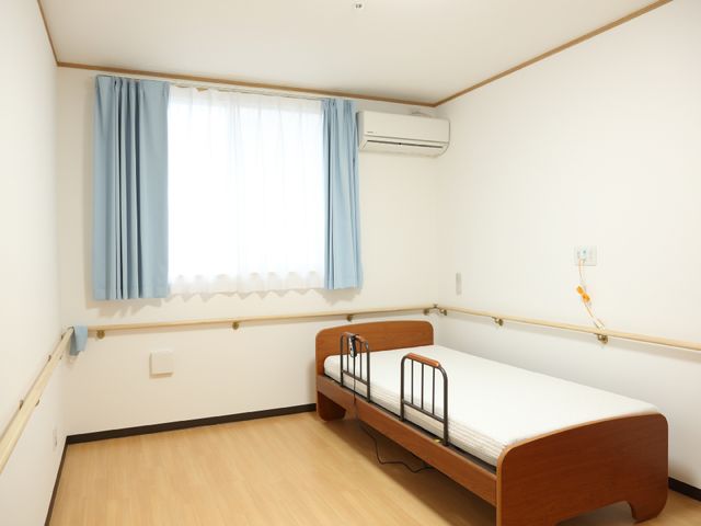 清潔な個室の居室 居室 広々とした明るい個室で、ゆったりとご利用いただけます。エアコン完備で四季を通じて快適にお過ごしいただける環境です。