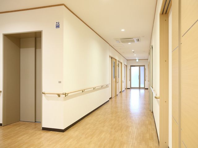 明るく広々とした廊下 廊下 ゆったりとした通路は、バリアフリー設計が施されており、日々の移動も安心して行えます。手すりが整っており、歩行に不安がある方も支えを得られます。