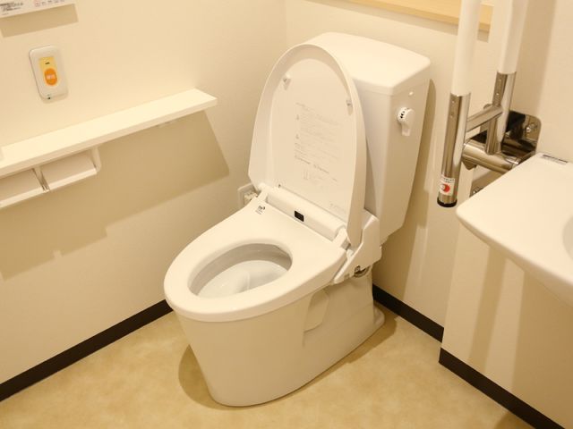 バリアフリートイレ設備 トイレ 手すり付きの清潔なトイレ空間です。安全かつ快適な利用をサポートする設計になっております。