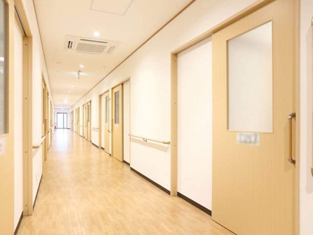 明るい廊下の風景 廊下 ゆとりのある廊下はハンドレールが設置され、歩行に配慮された安全な設計です。扉には見通し窓があり、開閉の安全性も確保されています。