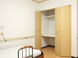居室のクローゼットとベッド