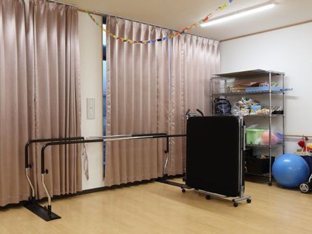 リハビリ用具のある部屋 機能訓練室 明るい空間で、リハビリ用具が整った機能訓練室です。利用者の快適な訓練をサポートするため設計されています。