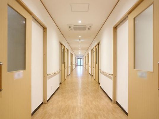 明るい廊下の風景