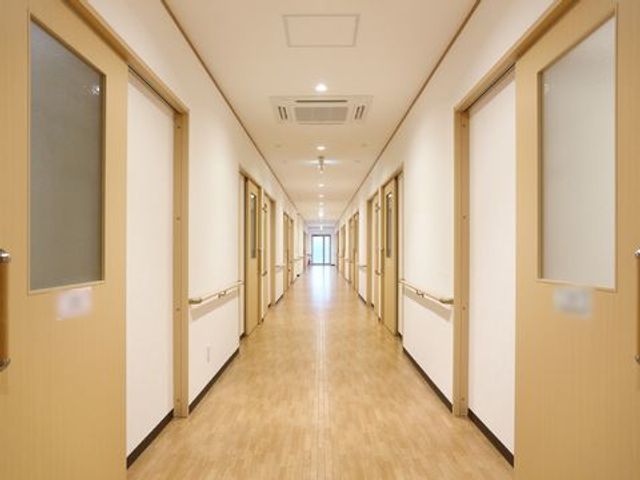 明るい廊下の風景 廊下 ゆったりとした廊下は、清潔で明るい雰囲気が魅力です。作業に必要なスペースも十分確保されております。