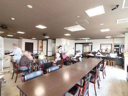 明るい食堂の様子