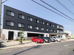 現代的な外観の建物