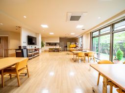 明るい食堂の様子