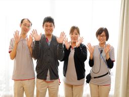 笑顔のスタッフ4人