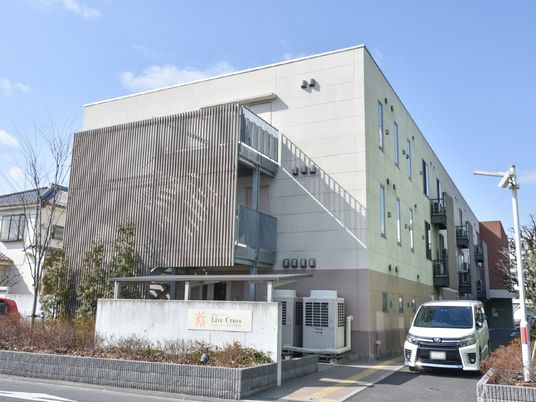 明るい外観の当施設