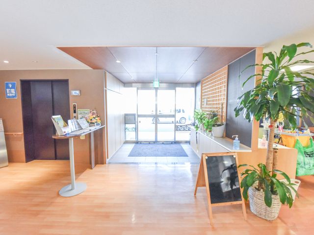 エントランスの明るい空間 玄関 ゆったりとしたエントランスには、植物が飾られ穏やかな雰囲気です。安らぎを感じさせる受付エリアがお迎えします。