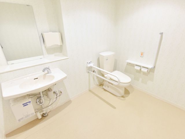 バリアフリートイレ設備 トイレ 手すり付きで安全に配慮されたトイレ空間です。広々としたデザインで、どなたでも使いやすい環境が整っています。