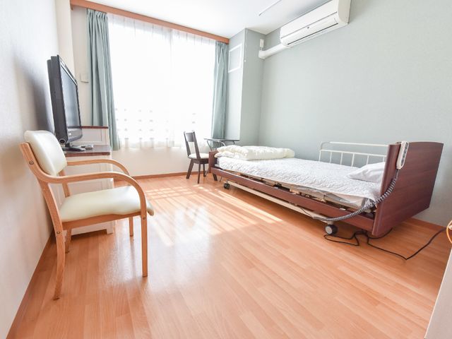 日当たりの良い快適な居室 居室 居室は広々とした空間で、日の光が明るく差し込んでおり、清潔感があります。窓からの眺望も開放的です。
