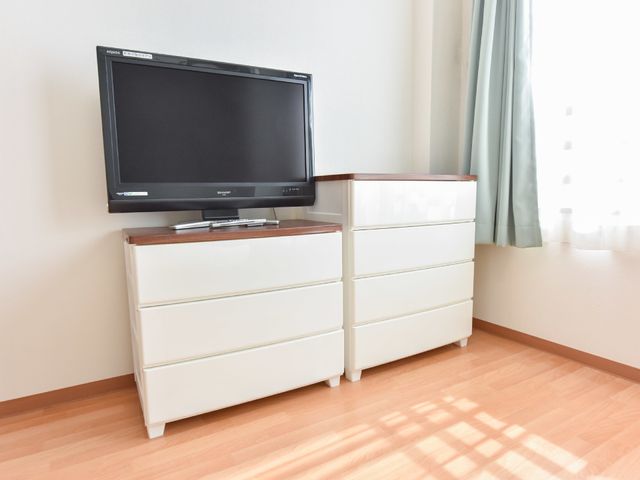 快適な洋室の一角 居室 床に光が差し込む明るく落ち着いた空間です。個人の時間を大事にできる、居心地の良い部屋が整っています。