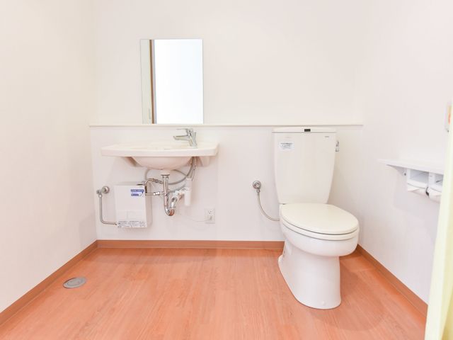 バリアフリー設計のトイレ トイレ 手すり付きで清潔感のあるトイレスペースです。安心してご利用いただける設計になっております。
