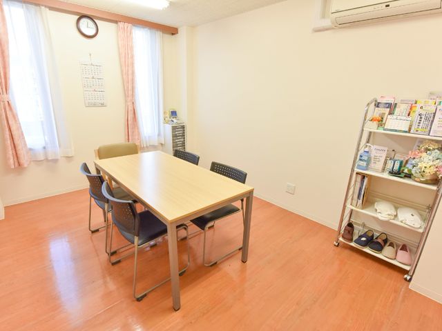 清潔な多目的室 談話室 ゆったりとした空間の多目的室では、日常生活に必要な様々な活動が行えます。明るく開放的な環境で、共同作業も楽しめます。