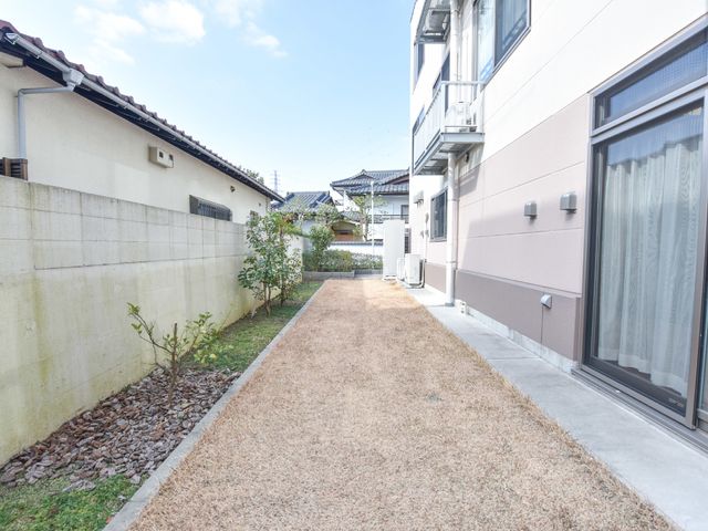 明るい中庭の一角 庭 ゆとりを感じさせる中庭で、心地良い時間を過ごせる空間です。自然光がたっぷり降り注ぐ、開放的な環境が魅力です。