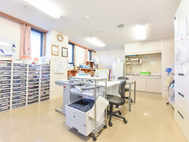 明るい看護ステーション 事務室 整理整頓された訓練室で、スタッフのコミュニケーションも活発です。日々の業務に必要な設備が整っており、効率的に働ける環境が整っています。