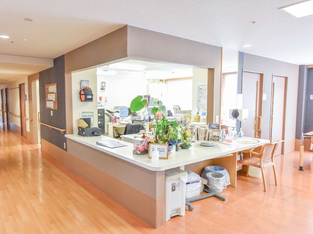 フロントデスクの様子 受付 明るく開放的なフロントエリアがお出迎え。スタッフが常駐しており、質問や相談も気軽にできる環境です。