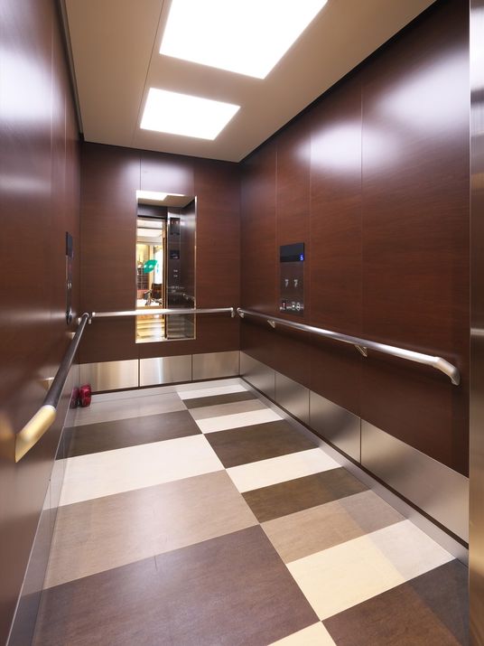 手すり付きモダンなエレベーター