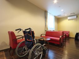 車椅子とソファの休憩室