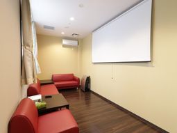 赤いソファーの洋室